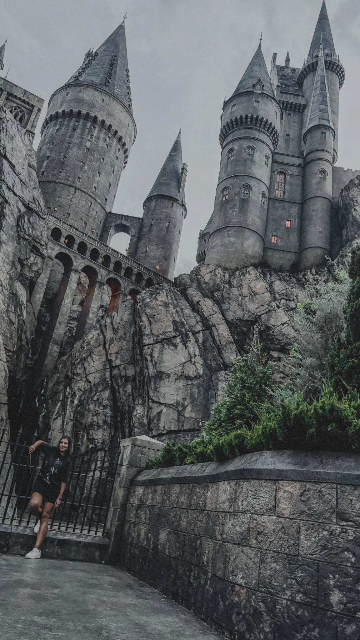 dana in front of Hogwarts castle at universal orlando